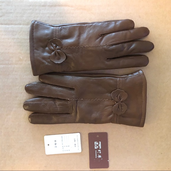 Elegant Brown Leather Gloves with Bow Detail - Picture 2 of 9